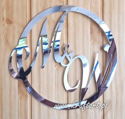 Lustrzane koło z inicjałami M&W