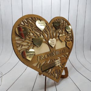 Drewniane serce z serduszkami i życzeniami