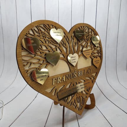 Drewniane serce z serduszkami i życzeniami