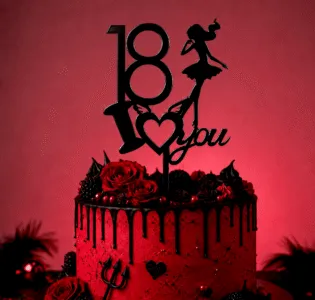 Czarny topper na 18. urodziny dla dziewczyny z sylwetką kobiety, sercem i napisem Love You na czerwonym torcie