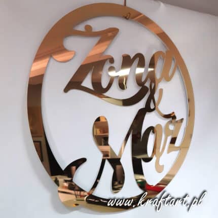 Lustrzana ozdoba Żona i Mąż wisząca na tle jasnej ściany