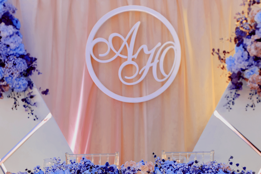 dekoracyjne koło na ściankę weselną z imionami Pary Młodej