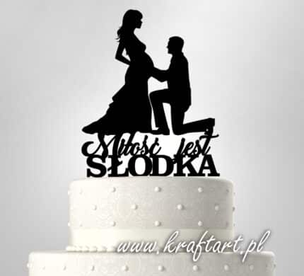 topper na tort z kobietą w ciąży i napisem „Miłość jest słodka”