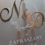 Tablica powitalna z plexi ze złotymi inicjałami - obrazek 2