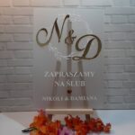 Tablica powitalna z plexi ze złotymi inicjałami