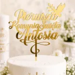 Złoty lustrzany topper na Pierwszą Komunię Świętą z imieniem Antosia, gołębiem i gałązką na białym torcie