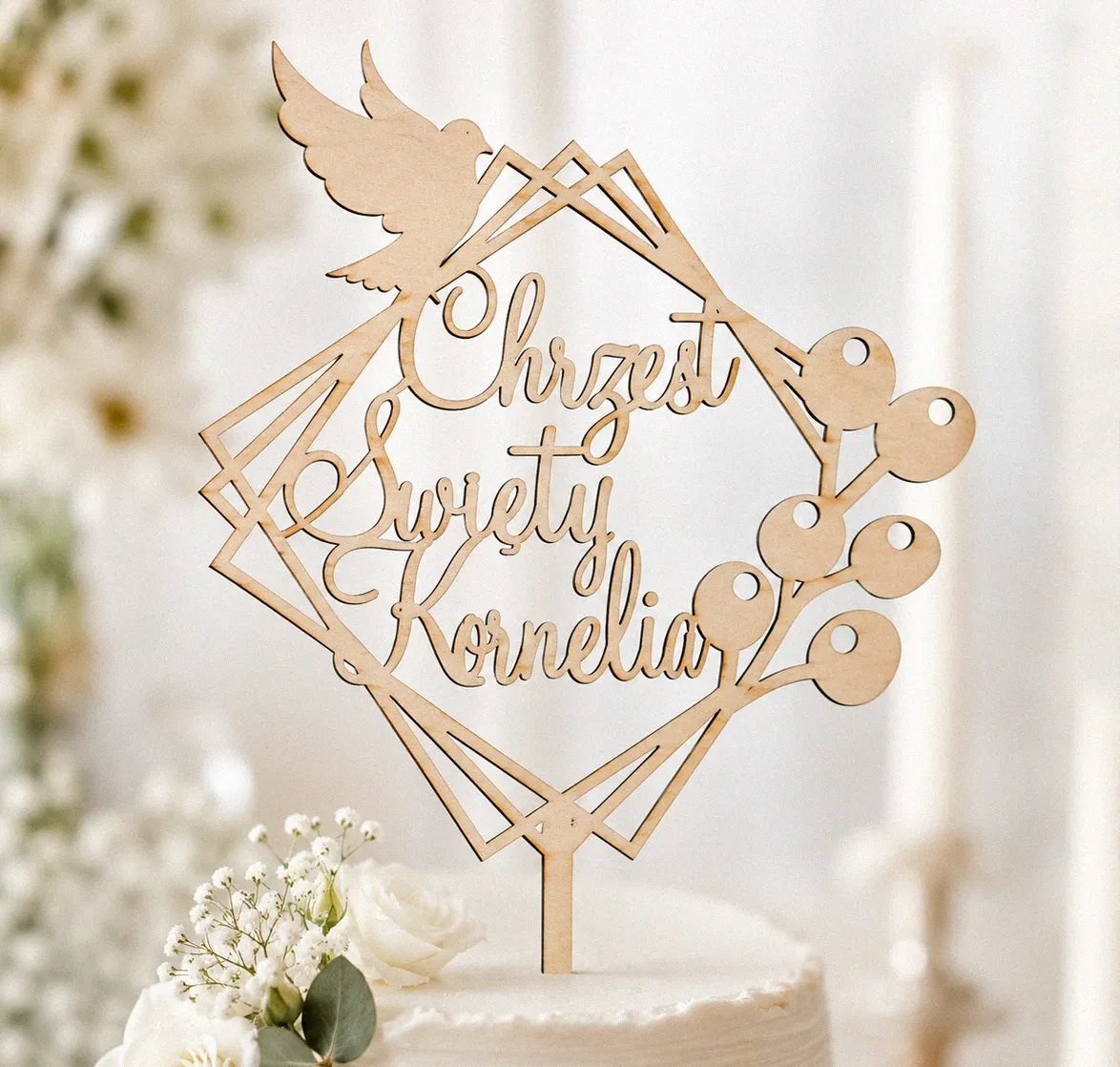 drewniany-topper-na-chrzest-swiety-z-imieniem-kornelia Drewniany topper na Chrzest Święty z imieniem Kornelia, gołębiem i dekoracyjną gałązką na białym torcie