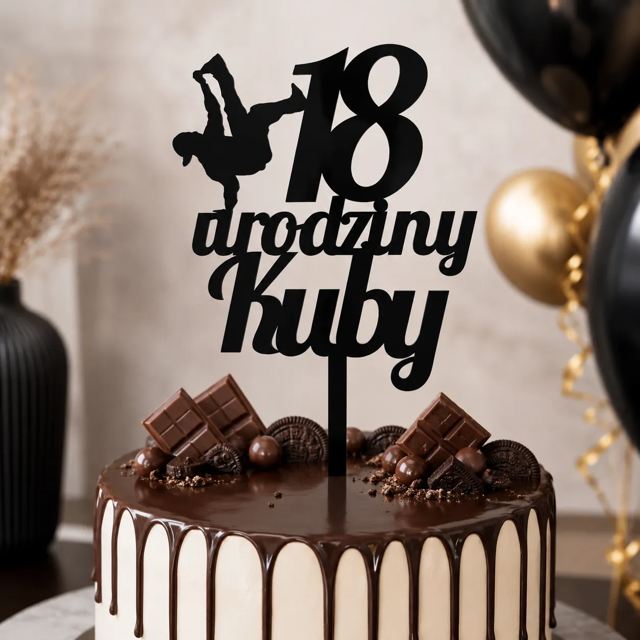 topper-na-18-urodziny-kuby-breakdance-czarny Czarny topper na 18. urodziny Kuby z sylwetką tancerza breakdance umieszczony na czekoladowym torcie