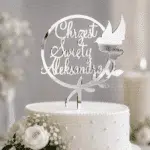 Srebrny lustrzany topper na Chrzest Święty z imieniem Aleksandra umieszczony na białym torcie
