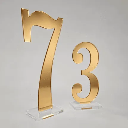 Złote lustrzane numerki 7 i 3 na stoły weselne